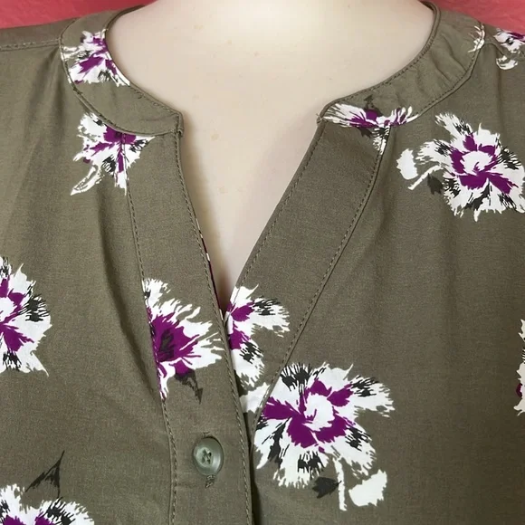 BNWOT Duluth trading company, green floral top - Picture 2 of 16